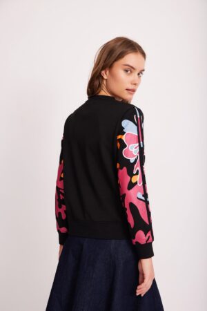 חולצת ספורט נוחה עם הדפס צבעוני, אופנתית ומיוחדת לילדות ולנשים.