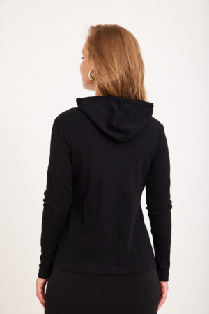 שמלת קפוצ'ון אופנתית נוחה ללבוש, בפרטים גדולים ומפנקים.