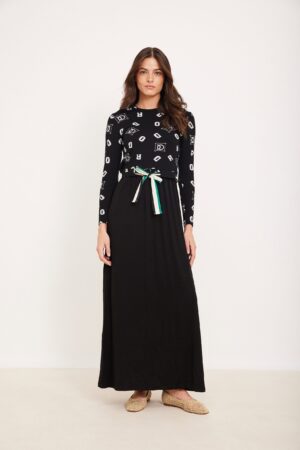 שמלת מקסי שחורה עם חגורה צבעונית, לבוש אופנתי ונוח ללבוש, עיצוב מודרני ואופנתי.