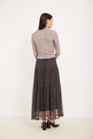 שמלת מקסי עם דפוס עדין לנוחה ללבוש.