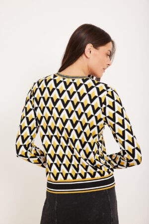 שמלת סווטשירט צבעונית עם דוגמה גאומטרית שחורה, לבנה וצהובה, אופנת נוחות ללבוש.