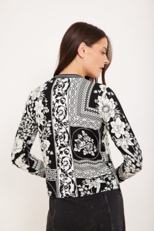 שמלצה של אופנה נשית עם טקסטורה פרחונית שחורה ולבנה.