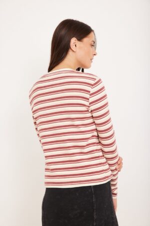 תמונת טי שירט אופנה נוחה ללבוש, צבעים פסים ותפירה איכותית, מושלמת ללבישה יומיומית.