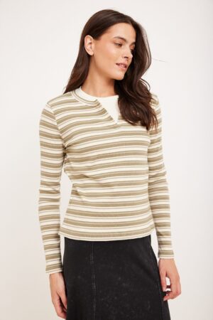 מצטלב עם שושנה ורודה, אופנת נשים, בגדים נוחים ותוססים, סטייל יומיומי ושיקי, ביגוד איכותי ללבישה נוחה.