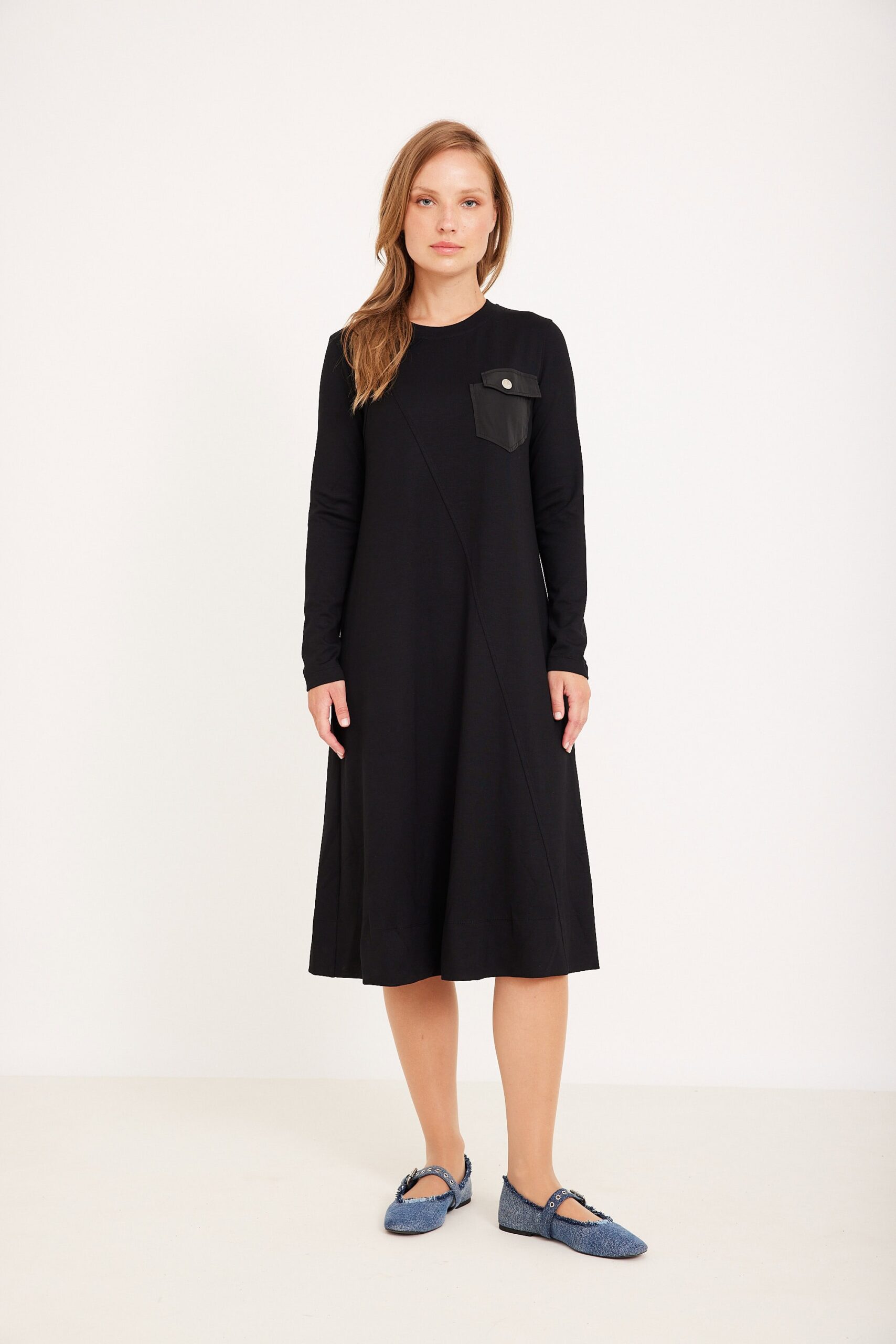 שמלת כיס שחורה מעיל שחור אופנתי ונוח ללבישה, בד טרנדי ואיכותי, מתאים לסטייל קז׳ואל ואלגנטי.