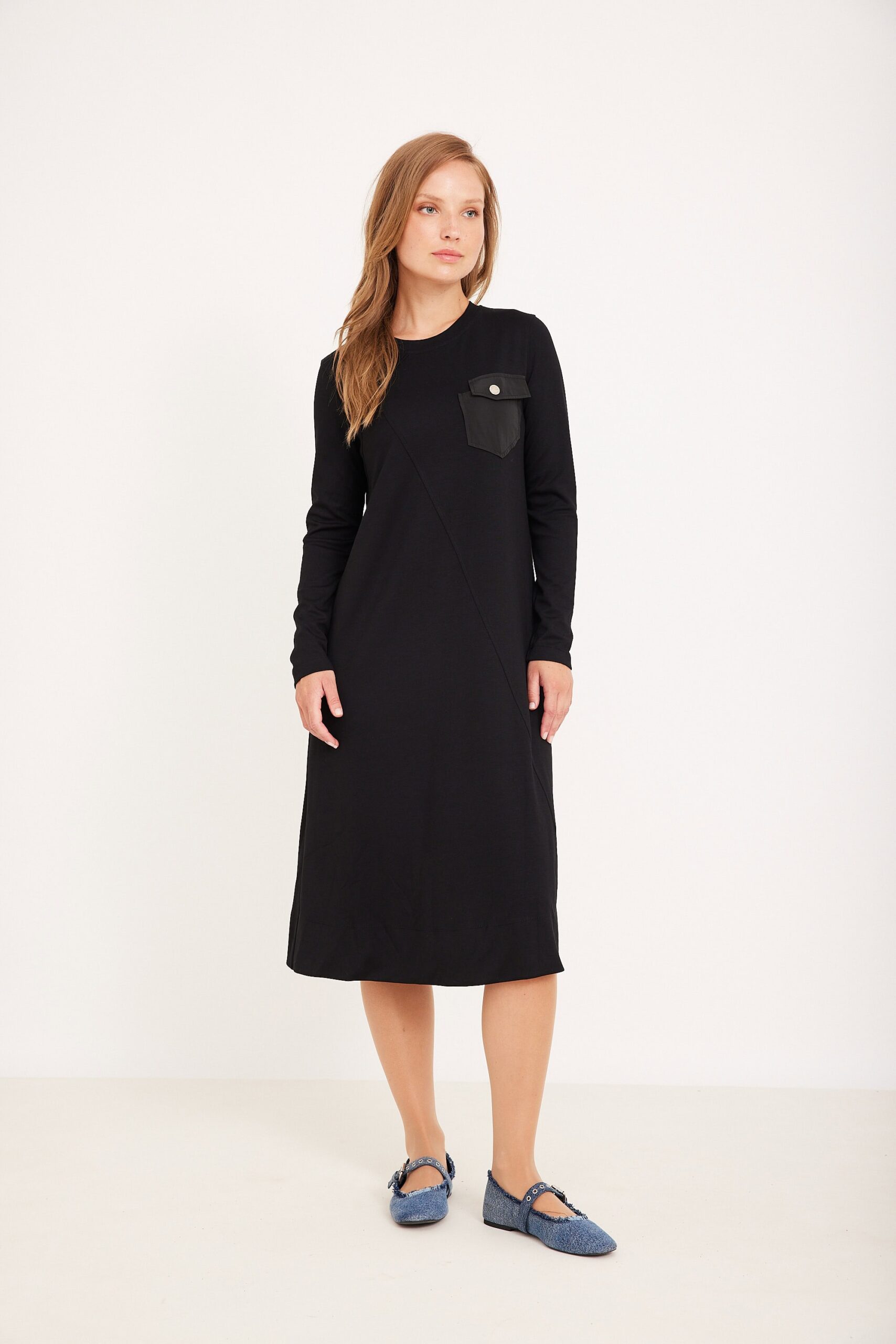 שמלת כיס שחורה שמלת מקסי שחורה עם כיס אופנתי, נוחה ללבוש ומעוצבת באופנה שמתאים לכל אירוע.