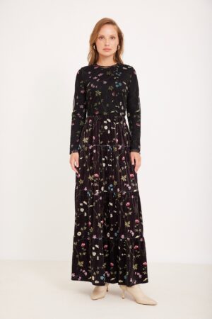 תחתית שמלה פרחונית שחורה עם טקסטורת בד רכה לנוחות מקסימלית.