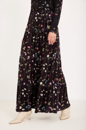 חיתוך פרחים על חצאית ארוכה שחורה, אופנה נוחה ללבוש, אביב וקיץ.