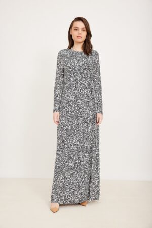 שמלת מקסי עם הדפס נקודות שחורות ולבנות לאורח חיים אופנה נוח ללבוש.