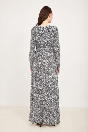 גברת במעיל ארוך עם דפוס מונוכרומטי, אופנה נוחה ללבוש מ-אורדמן.