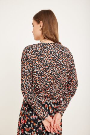 שמלת פרינג' עם דוגמת חומרים רכים לאופנה נוחה לשעות היום והערב.