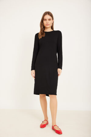 שמלה אופנתית קלילה ונוחה, מתאימה ללבוש יום יומי וסטייל אלגנטי.