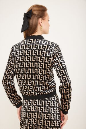 עליונית מעוצבת לנשים בצבע שחור לבן עם הדפס גיאומטרי אופנתי.