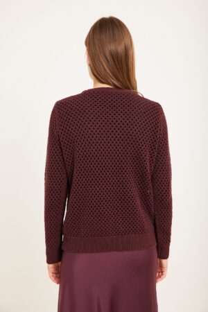 חולצה סרוגה בצבע בורדו עם דוגמת חורים נושמת אופנה נוחה ללבוש.