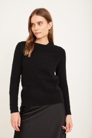 סריג שחור נמתח ונוח לאישה, אופנת נוחות ומראה אלגנטי.