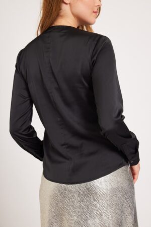 גירסה אלט: בלייזר סאטן שחור לנשים עם עיצוב אלגנטי ואופנה שנוח ללבוש.