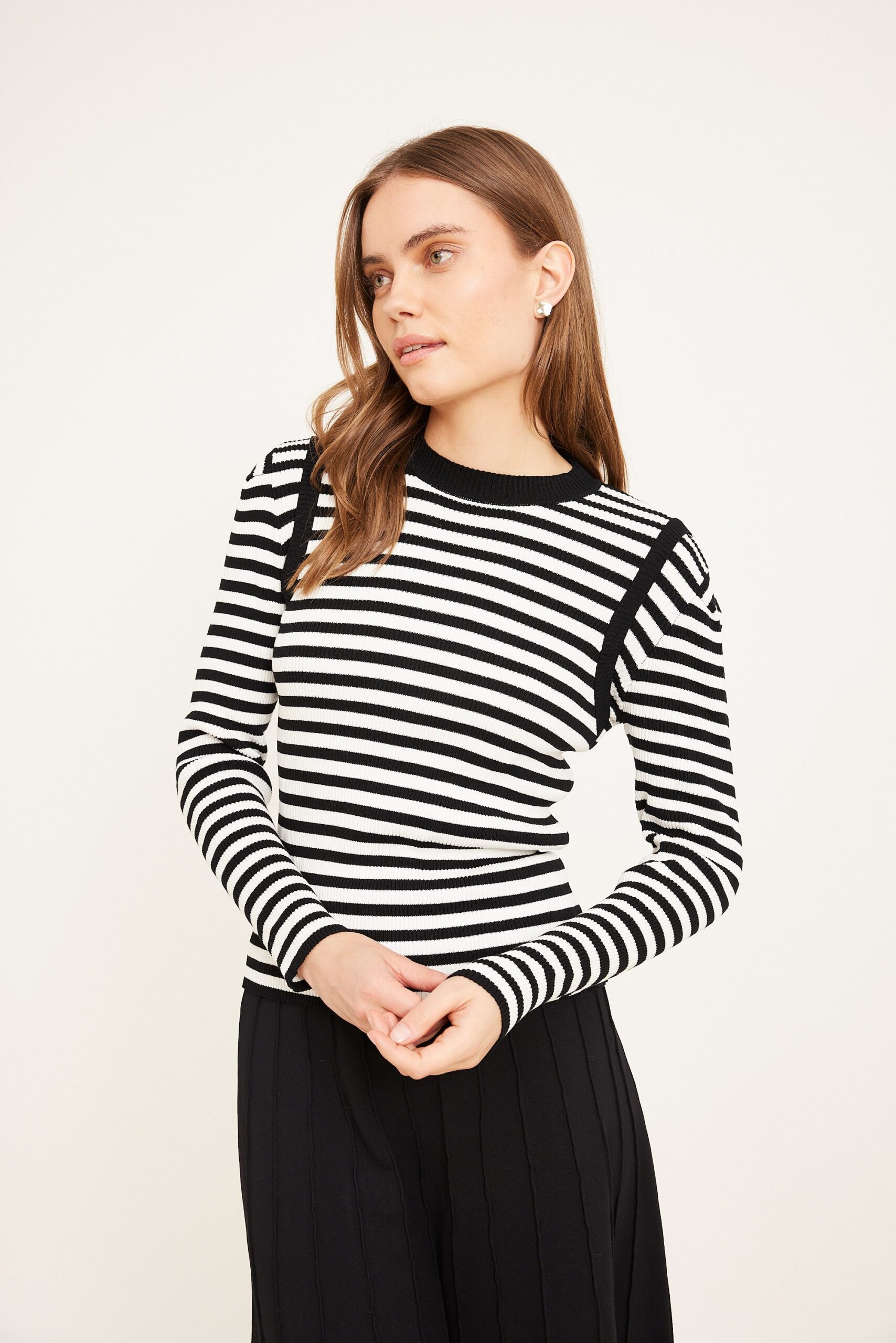 סריג אפודה שחור לבן סריג אפודה שחור לבן