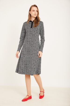 שמלת קווים מודרנית לנשים, נוחה ללבוש באופנה נצחית ומרשימה.