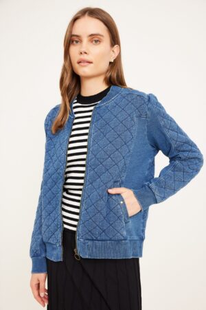 ג'קט ג'ינס נוח ללבוש עם תפרים מחטים ואבזור אופנתי, מושלם לסטייל קז'ואל יומיומי.