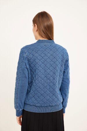 ריכל | חולצת סוודר צמודה נוחה לנשים, בגוון כחול דק עם תפרים עדינים.