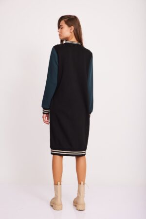 שמלת סטריט אופנתית עם טוויסט ספורטיבי של אורדמן, נוחה ללבוש ומעוצבת ליום-יום.