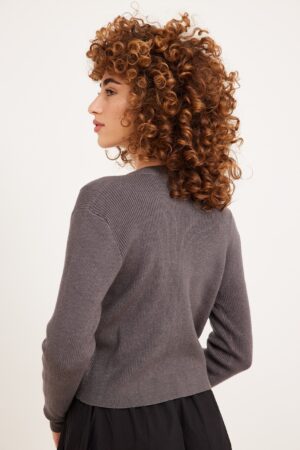 ורוד בהיר, סוודר של אורדמן לאישה, אופנה נוחה ללבוש, סטייל קלאסי יומיומי.