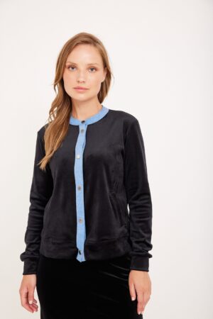 מעיל אלגנטי נוח ללבוש עם גימור צבע כחול בהיר, אופנה נוחה וטרנדית ללובשים מודעים לאופנה.