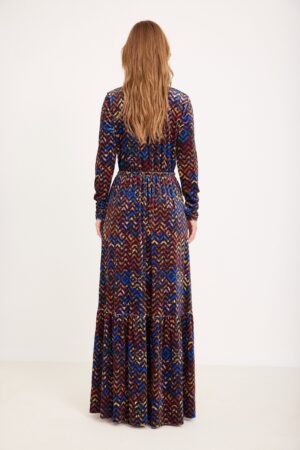 שמלת מקסי מודרנית עם דוגמת צבעונית ואלגנטית, נוחה ללבוש ומושלמת לאירועים חגיגיים, קוטור אופנה נוחה ללבוש.