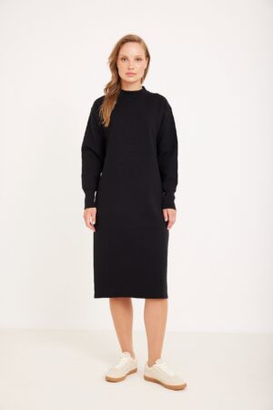 שמלה שחורה נוחה ללבוש באופנה; תלבושת יומיומית נוחה ומסוגננת.