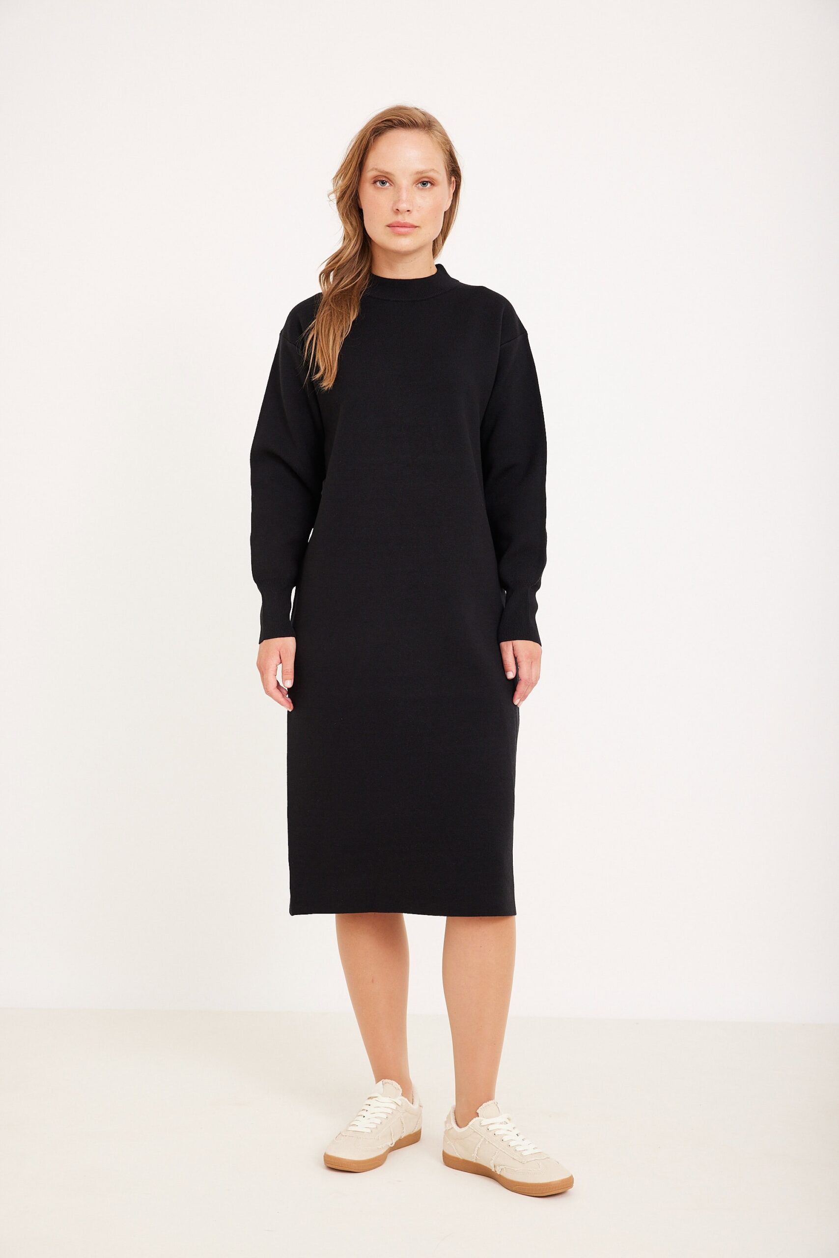 שמלת סריג שחור שמלה שחורה נוחה ללבוש באופנה; תלבושת יומיומית נוחה ומסוגננת.