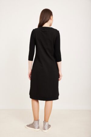 שמלת ספורט קלילה ובומבסטית עם שרוולים באורך 3/4, נוחה ללבוש ומתאימה לאורח חיים פעיל, אופנה אלגנטית היום-יום.