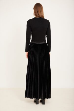חולצה שחורה ארוכה עם חצאית פלאי פלאים של קטיפה שחורה, אופנה נוחה ואלגנטית, פריט אופנה שמתאים כל אירוע.