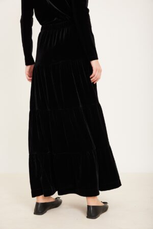 שמלת מראה רכה ומעודנת מבדים נעימים לנוחיות יומיומית.