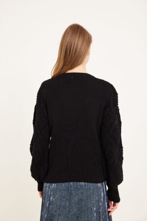 מעיל אופנה אדום ועכשווי, מתאים ללבוש יומיומי ואופנתי במגוון עונות.