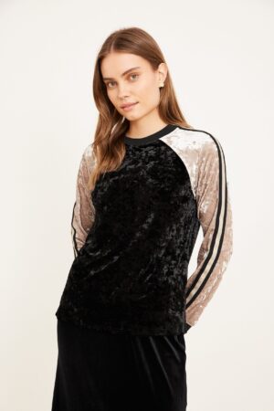 ריקוד אופנה נוחה ללובש, בגדים אלגנטיים ובסטייל גותי.