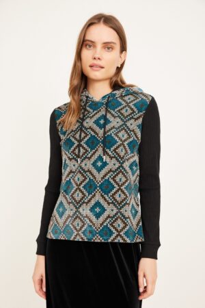 שמלת סריג נוחה עם צבעי אתנית ואורך בינוני.