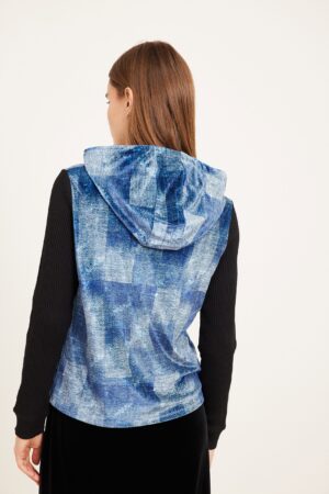 ריאציה של וסט כחול עם שרוולים שחורים ואוזניון לראש, אופנה נוחה ללבוש, אופנה יומיומית ואופנתית.