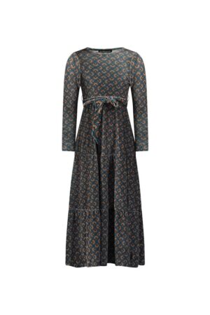 מתלבשת אופנתית ונוחה, שמלת שיפון עם דוגמה צבעונית ועיצוב אלגנטי.