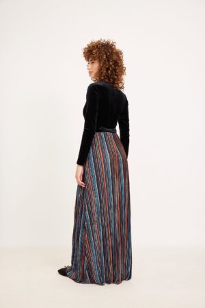 קטע תמונה של אישה בלבוש אופנתי בעיצובים נוחים ללבישה, אדום ושחור, לרחצה מודרנית ואופנתית.