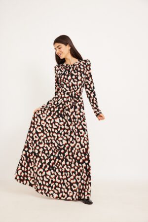 שמלה מנוגדת במראה חיה ואופנתית, נוחה ללבישה ומושלמת לסטייל יומיומי ואופנתי.