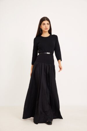 בגדים אופנתיים לנשים נוחים ללבוש, סגנון עכשווי וקלאסי.