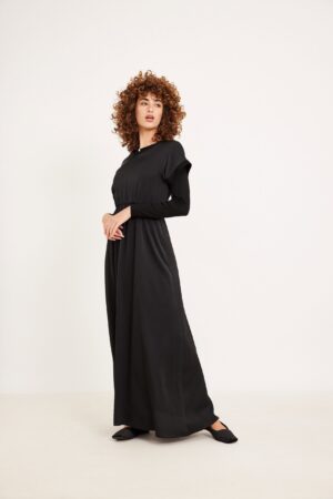 עליונה שחורה אטומה עם מראה נוח ומחטב, מתאימה ללבוש יומיומי ואופנתי.