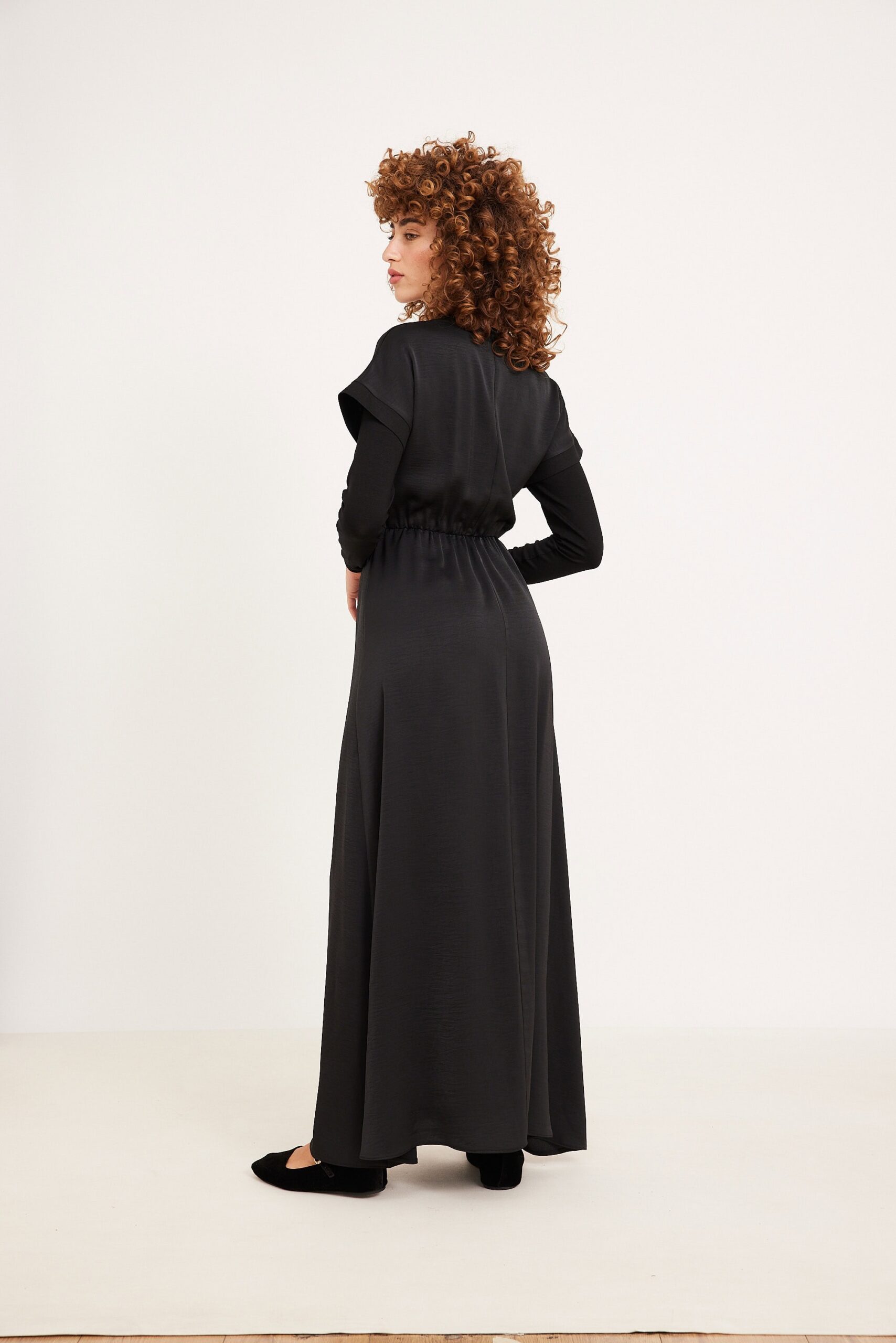 סרפן סאטן שחור שמלה אלגנטית ושחורה עם עיצוב נוח ללבוש לאירועים וקז'ואל.