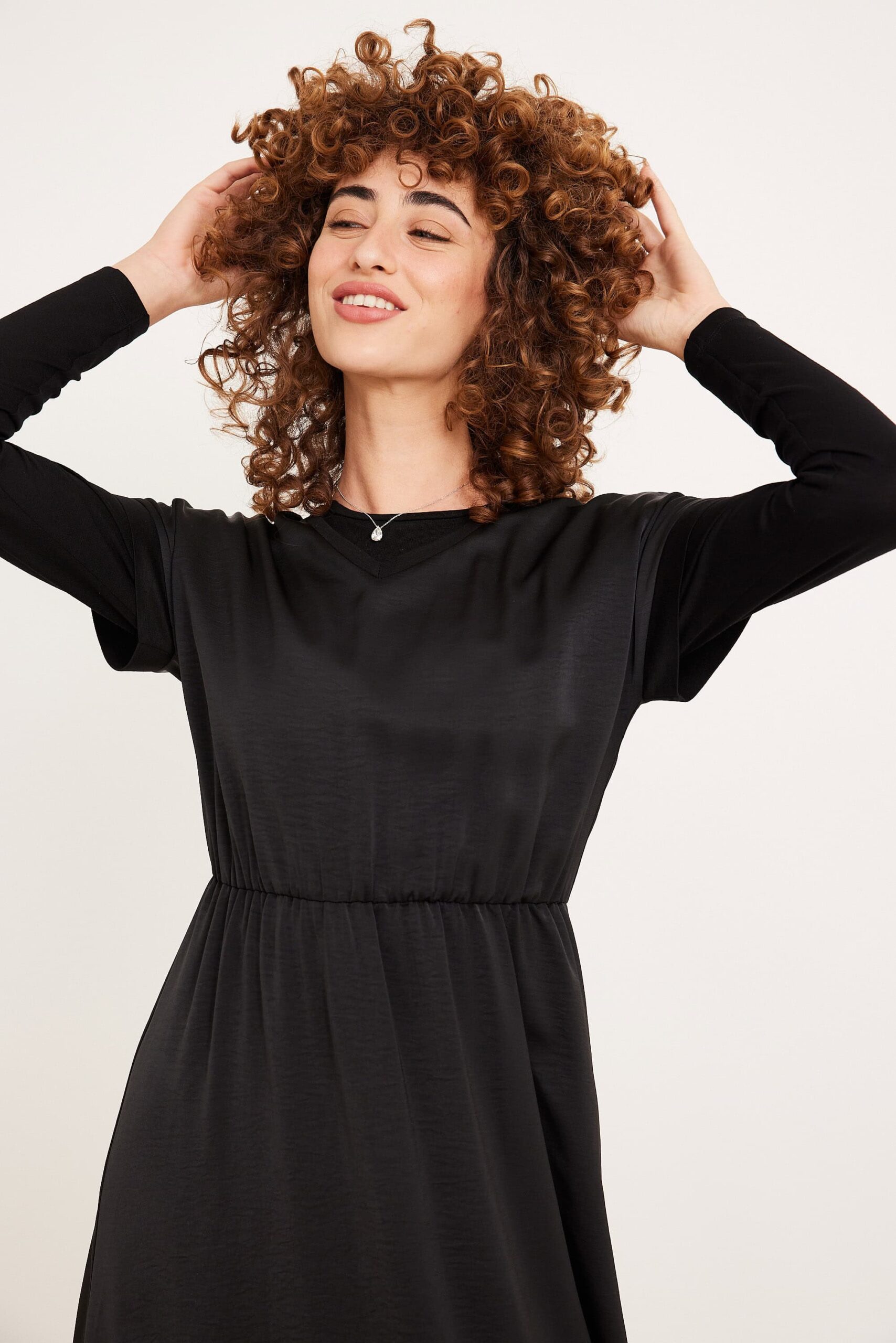 סרפן סאטן שחור חולצה אלגנטית לנשים מבית אורדמן, אופנה נוחה ללבוש, בייסיק שחור מרהיב.