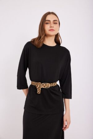 שרשרת אופנתית מניירל leopard print לנשים, פריט אלגנטי ומרשים.