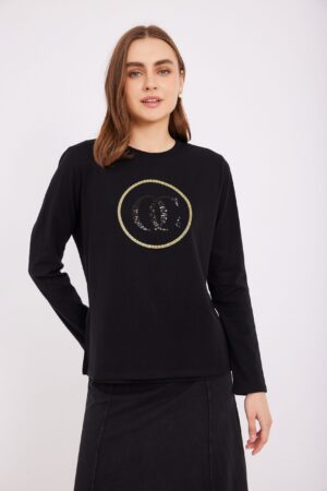 גרסת קובץ של תמונה של אישה בלבוש אופנתי ואלגנטי, שלובשת סווטשירט שחור עם לוגו מבריק.