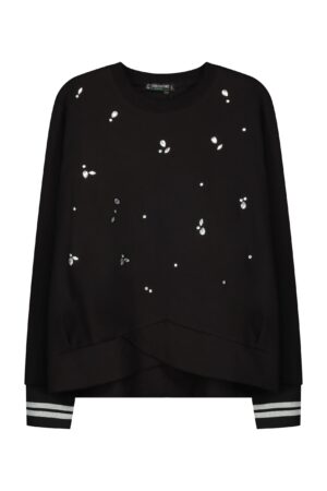 ריצה על חולצה שחורה עם אבני חן נוצצות ואביזרי ספורט נוחות, אופנה נוחה ללבוש.