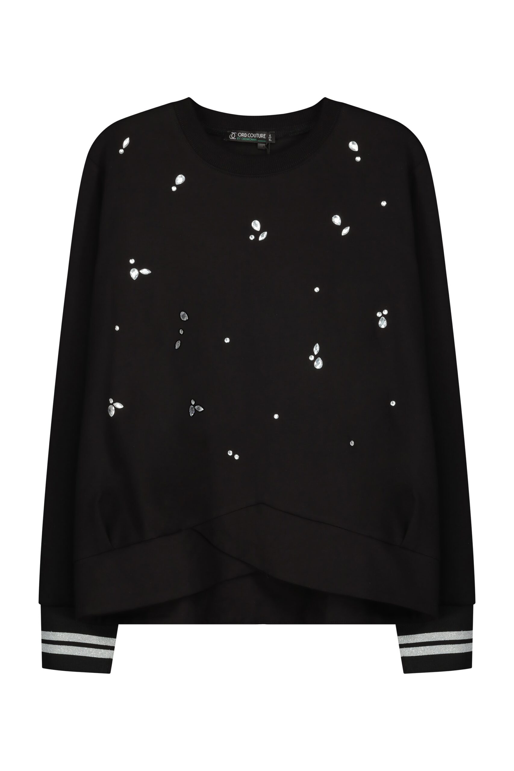 חולצה עם אבנים ריצה על חולצה שחורה עם אבני חן נוצצות ואביזרי ספורט נוחות, אופנה נוחה ללבוש.