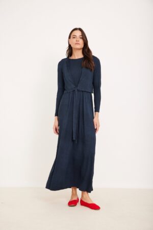 תמונת אופנה נוחה ללבוש בצבע כחול עם סגנון אלגנטי.