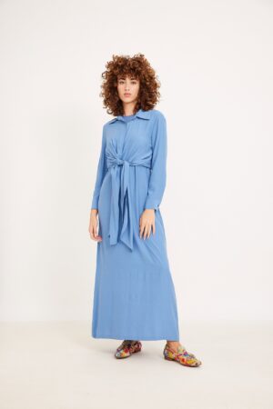 בלוג אורך שמלה ארוכה בסגנון נוחות ואופנה, בשילוב עם נעלי צבעוניות אופנתיות.